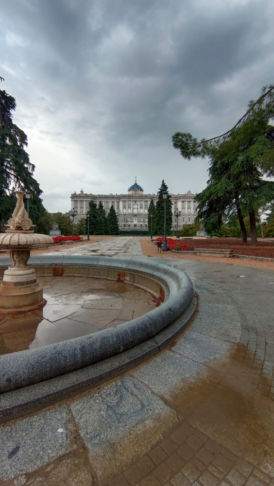 Una mis escapadas por Madrid, me encanta la lluvia y los tiempos nubosos, llevando el paraguas generando esta espectacular escena donde tenemos como personaje al Palacio real, combinando con la fuente de los jardines de Sabatini. Dejando un espectacular momento para el tiempo que hacia. 
