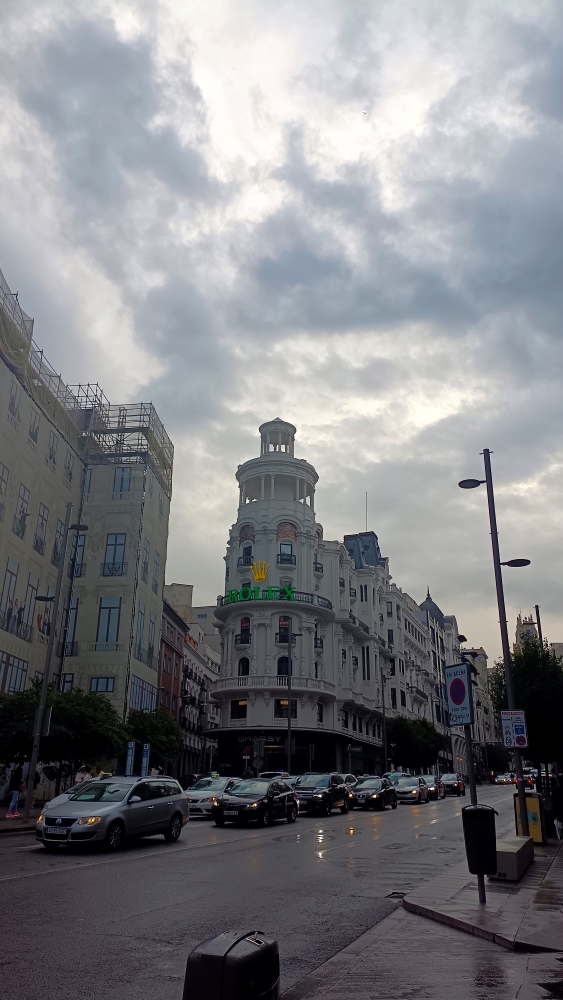 Ese mismo dia, me encontre con otro gran momento que fue ver la Gran Via con mucho coche y personas. A pesar de llover te encuentras momento donde pasan segundos y ves el pasado y el presente, como el edificio Rolex genera esa atmosfera urbana a traves del tiempo 
