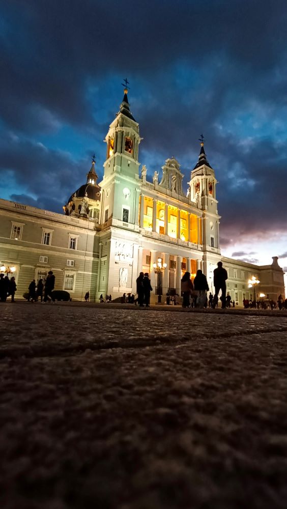 En otra ocasión que fui a madrid por navidad me encontre esta espectacular escena de la almudena que imponia respecto y antiguedad por partes iguales junto con ese reflejo generado por esas nubes oscuras quedaba un punto diferente de esta gran obra.
