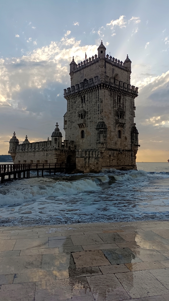 Otro de los grandes momumentos en Lisboa es la Torre de Belem, un espectacular edificio contruido para la supervivencia de la ciudad en el punto estrategico que conecta el Rio Tajo con el Oceano. 
