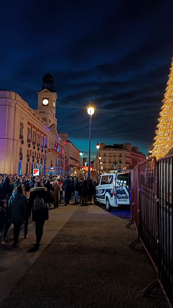 Y uno de los paseos navideños nos encontramos con una escena curiosa y es una nubes azul marino comparadas con fondo del cielo claro creando un efecto de oleaje y junto al ayuntamiento y el arbol de navidad una escena bonita y unica. 
