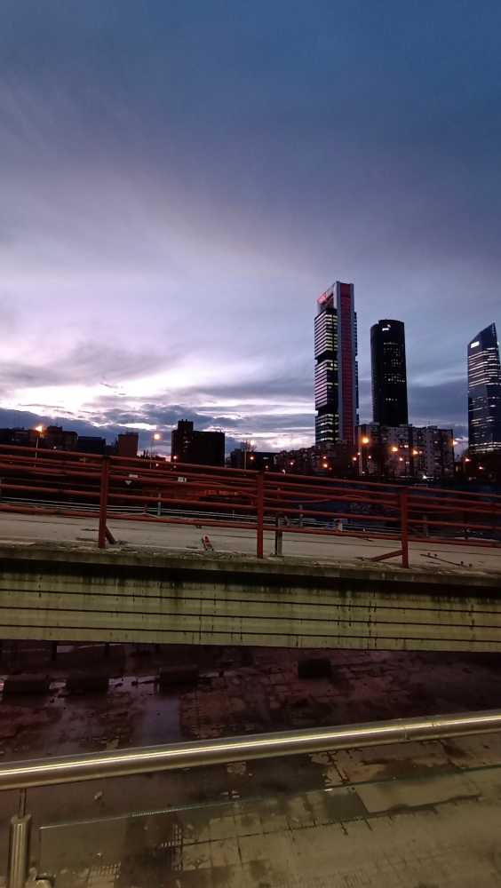 Y una de las veces que vas caminando por Chamartin, siendo tarde del transporte publico, te encuentras el momento justo donde con las nubes generan un efecto "morado" quedando junto al escenario urbano un escenario futurista y a la vez realista.
