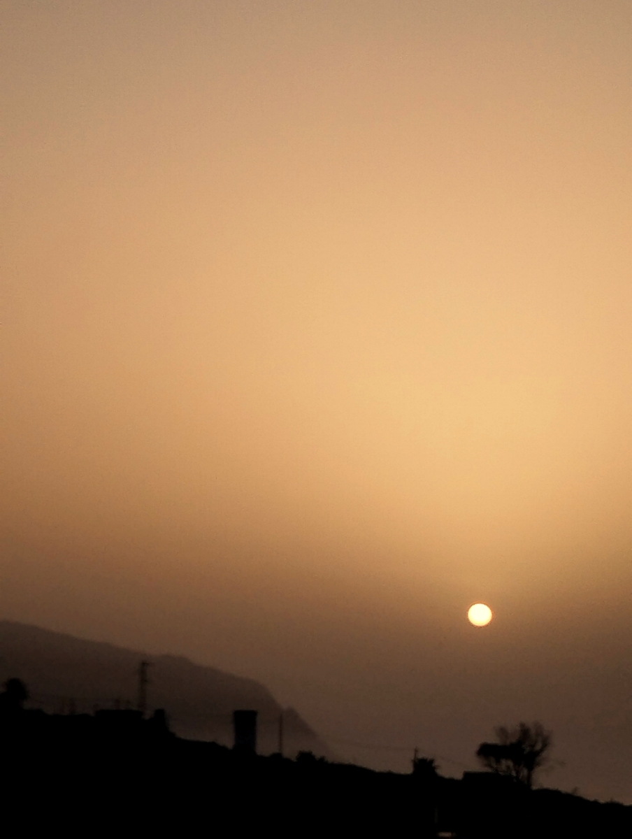 Una tarde dorada donde el sol se aleja
