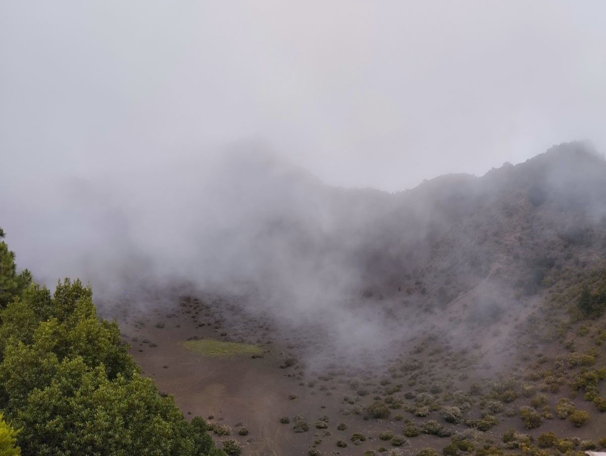 Las olas del mar de nubes abrazan la tierra volcánica de la Caldera, donde un día el volcán colapsó
