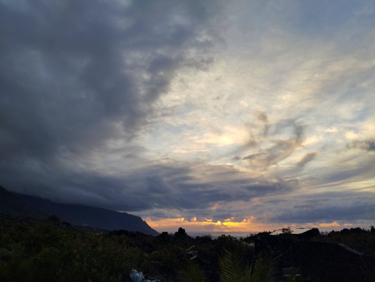 La noche se aproxima sigilosa envuelta de colores
