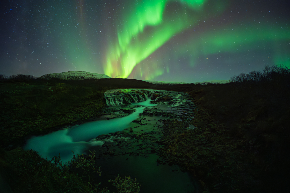 Aurora boreal en Bruararfoss, en compañía de la Vía Láctea y el cometa Tsuchinshan–ATLAS (C/2023 A3). Noche mágica con un frío intenso.
