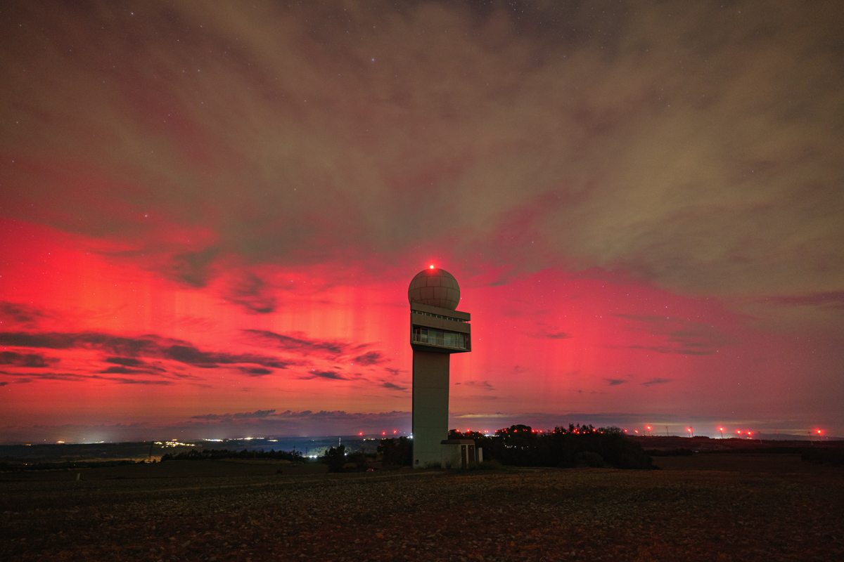 Aurora SAR en el radar meteorológico de la Panadella. La noche del 10 al 11 de octubre, se pudieron observar auroras boreales en latitudes bajas y nada comunes. Una tormenta geomagnética G5 fue la responsable de que pudiera fotografiar auroras en Cataluña. Sin duda una noche memorable y digna de recordar.
