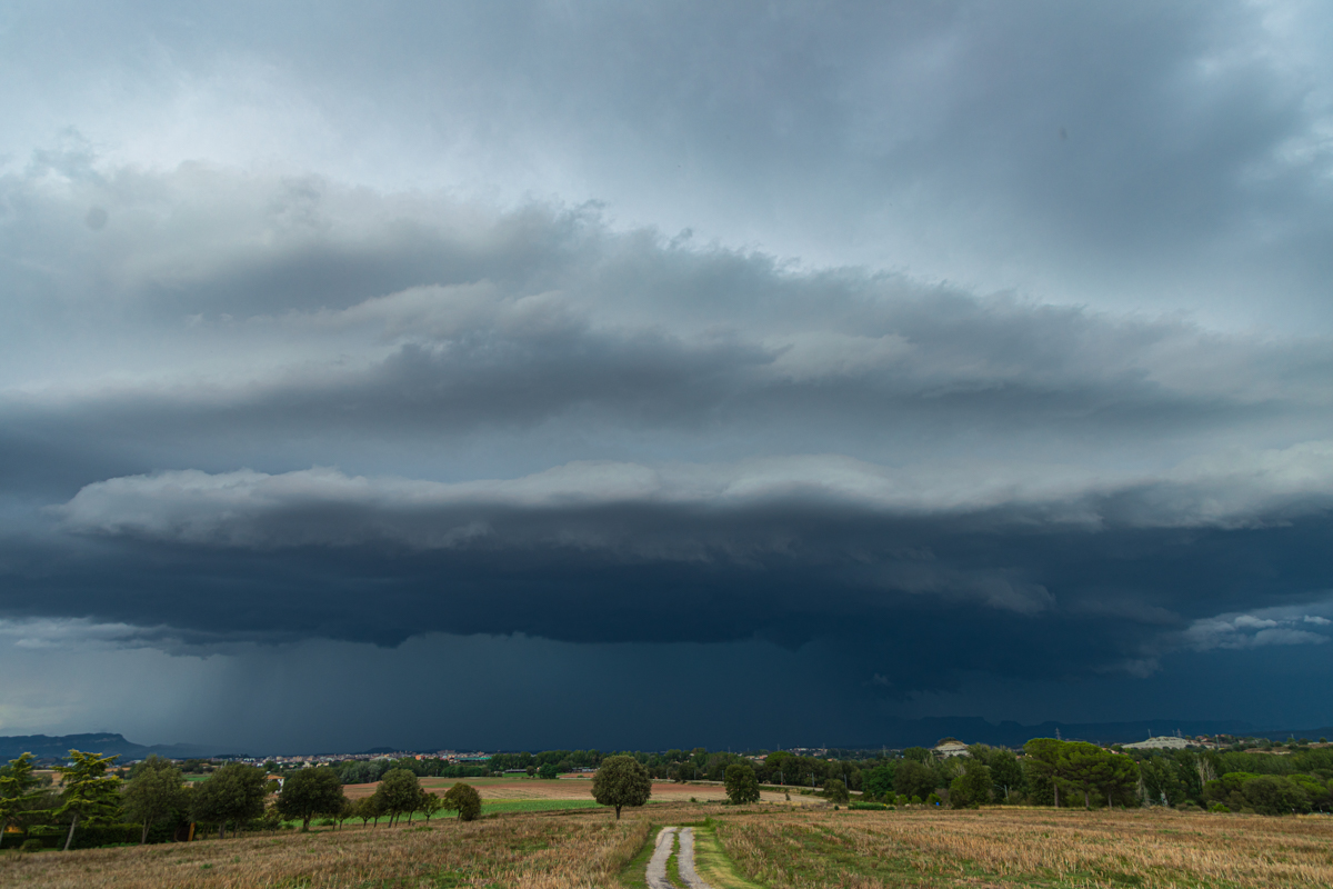 La belleza de la naturaleza queda plasmada con esta tormenta tan fotogénica. En ese momento no sabía si me alcanzaría y estaba preparado para huir de la zona rápidamente. No obstante pasó de lado y pude contemplar el espectáculo con todo su esplendor! 
