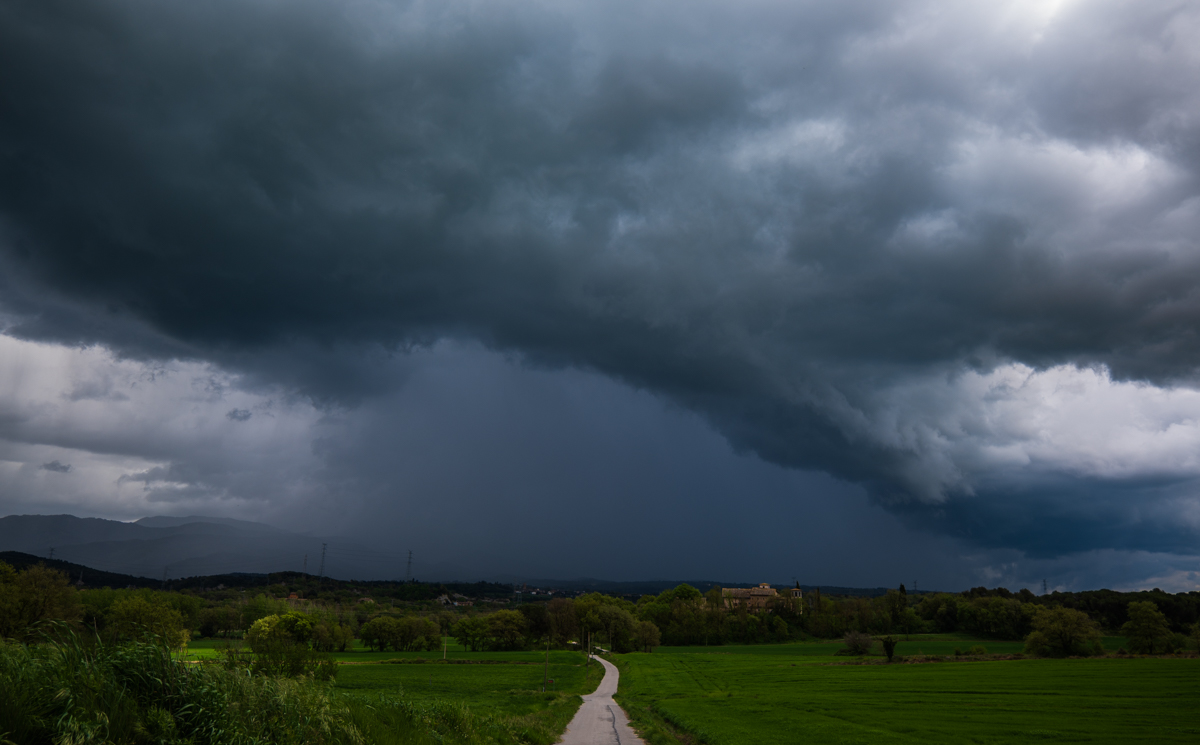 Tormenta con reventón capturada desde Tona, a su paso por el parque Natural del Montseny
