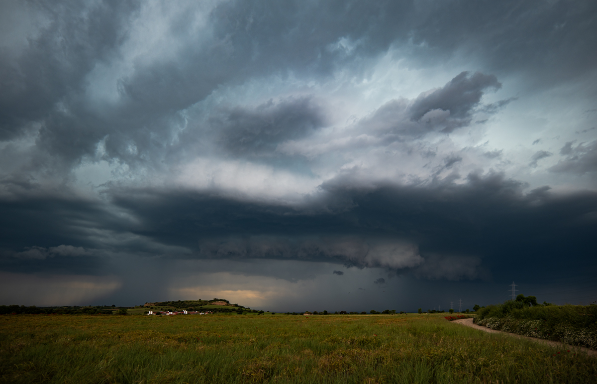 La tormenta en todo su esplendor en su paso por la localización de Pujalt, Tarragona. En la parte delantera un arcus bien pronunciado.
