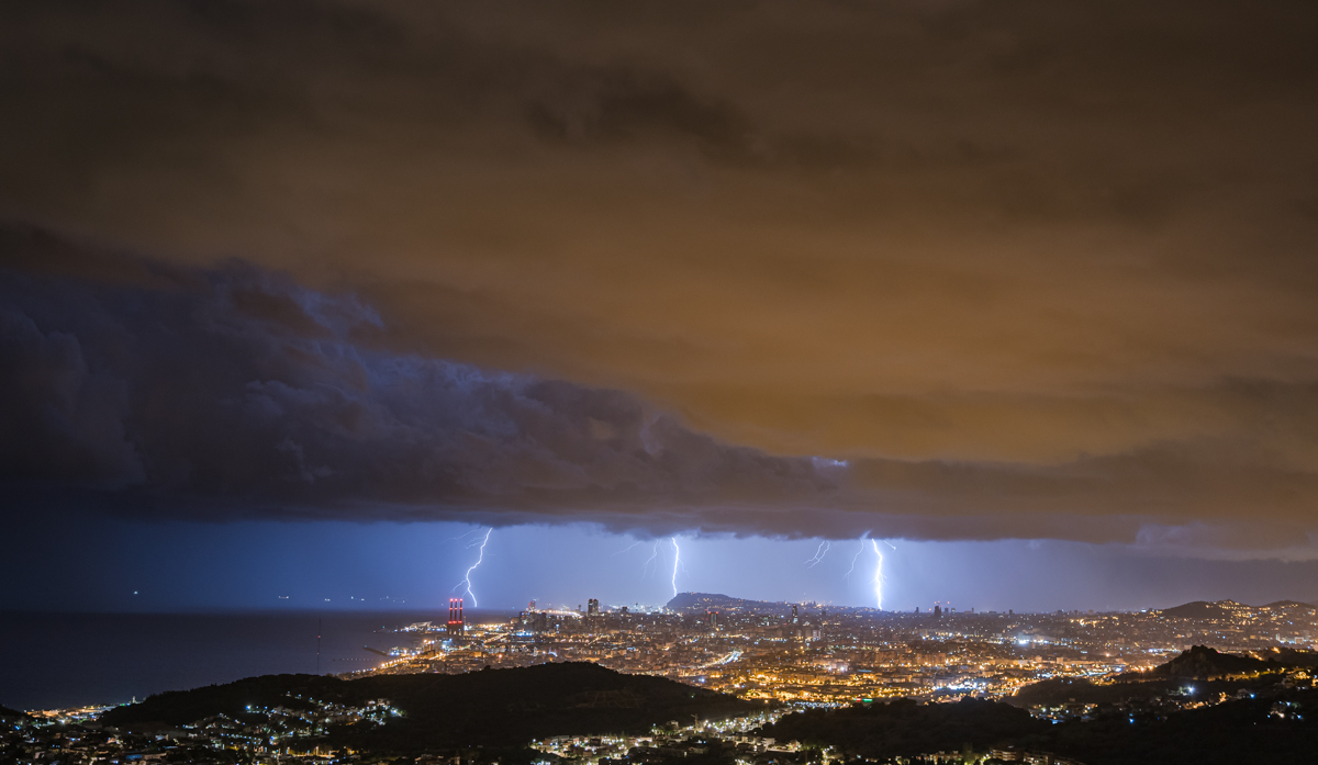 Actividad eléctrica acercándose a Barcelona. Una noche de verano cargada de adrenalina.
