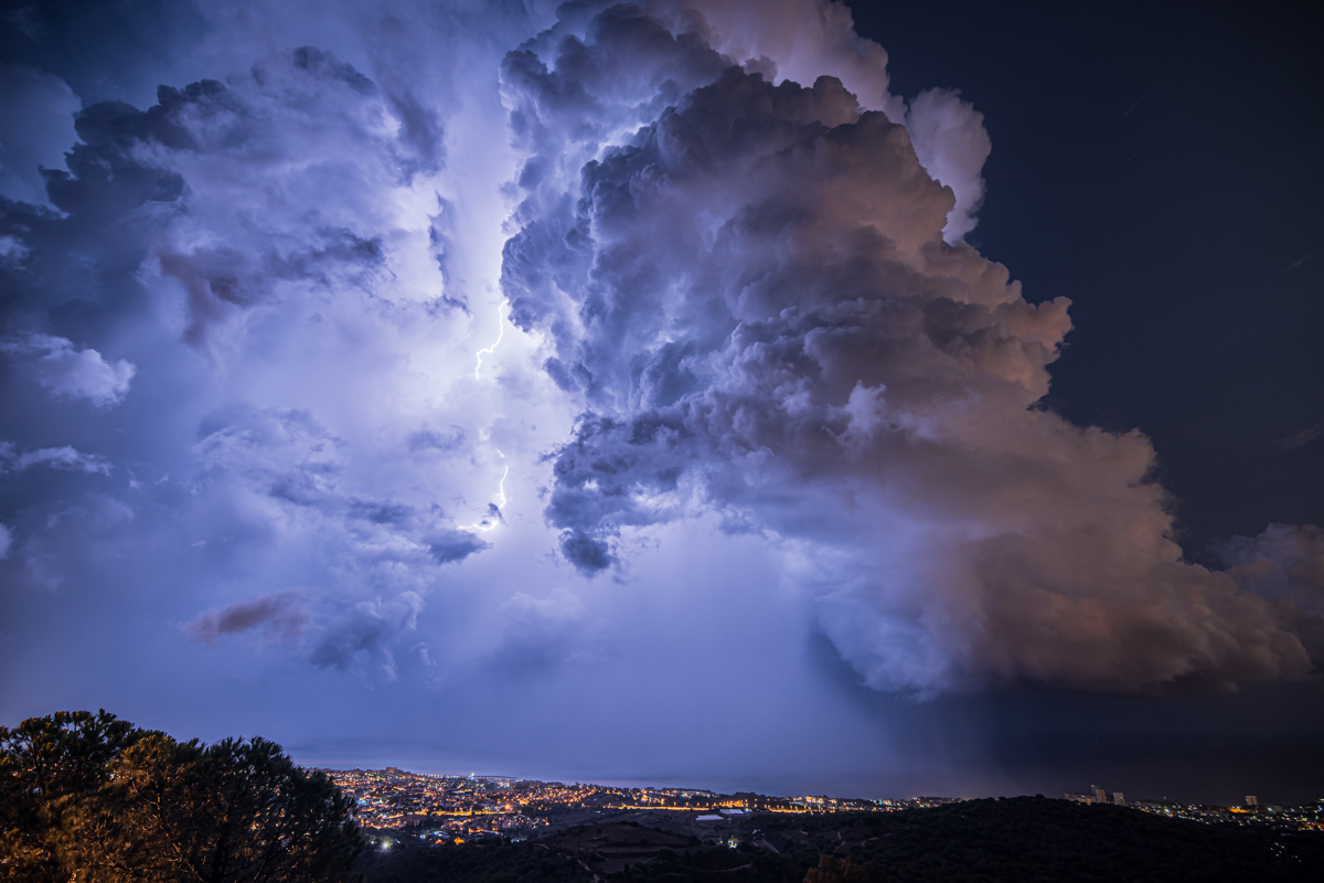 Esta foto es una pequeña muestra de la noche de actividad intensa que hubo en la costa central de Barcelona y Maresme la noche del 30/8/23. Un tren de tormentas desfiló durante varias horas, convirtiendo la noche en un auténtico espectáculo.
