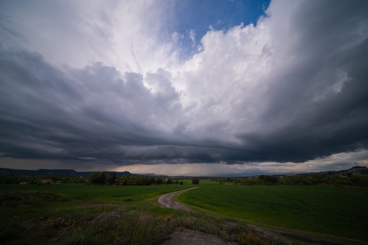 Tormenta en Osona. Su forma invita a recordar películas de extraterrestres.
