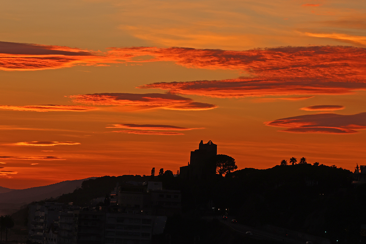 Posta de sol amb núvols de vent sobre la Esglesia de Sant Jaume
