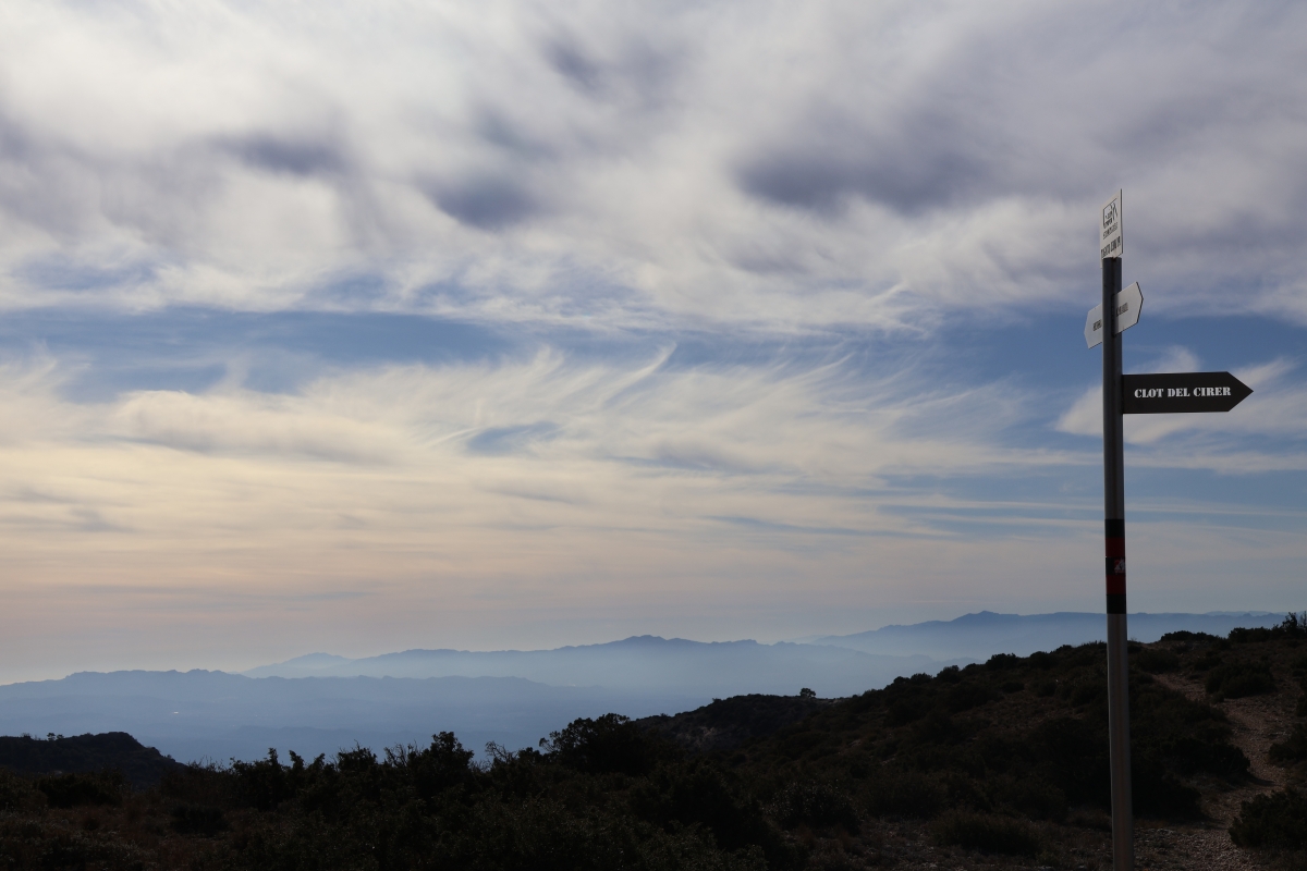 Fotografía del cielo de la Serra del Montsant un día de invierno. Se pueden observar diferentes tipos de nubes. 
