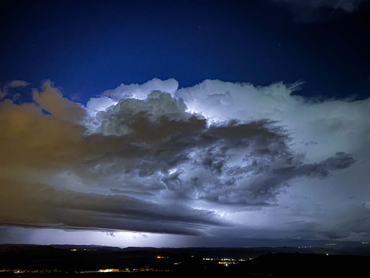 Esta foto esta tomada al formarse un supercelula al laod de logroño desde un mirador en la cual no paraban de cae rayos y se iba regenrando la caprichosa...
