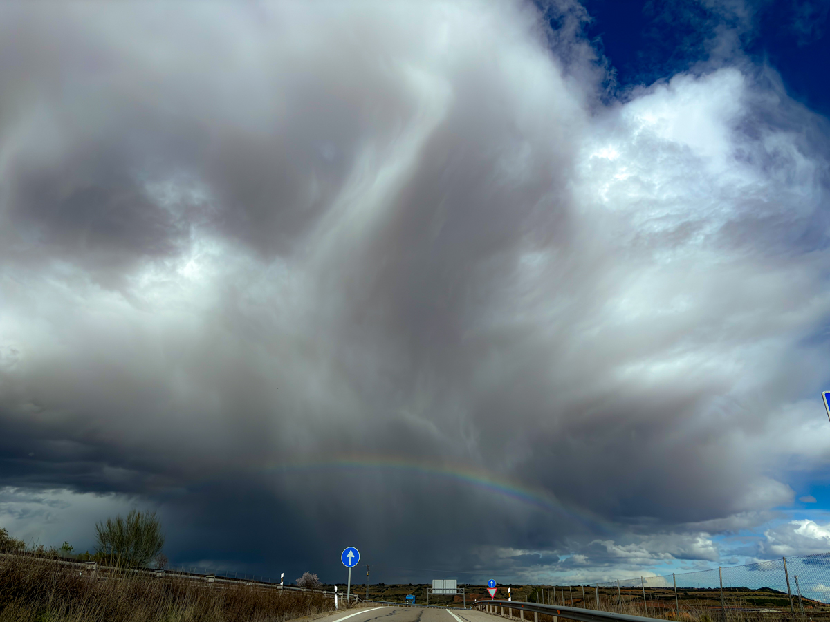 Al salir hacia logroño nos topamos con este cumulonimbus que dejó un poco de granizo sobre logroño y a su paso estas fantasticas vistas.
