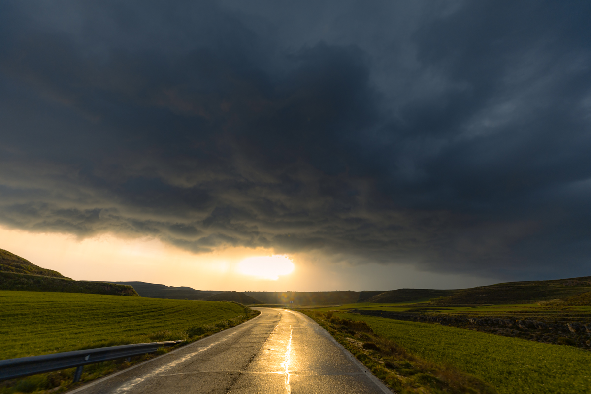 Veníamos cazando desde El Buste y justo encima, se nos formó una línea de turbonada, pasando por Ágreda hacia Tudela. Desde el coche se pudo ver este espectacular y negro atardecer.
