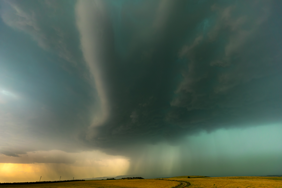 Tormenta interceptada desde Lazagurria en navarra en la cual iba cugiendo más fuerza a su paso, nos rozó y nos dejó granizo de 2cm a su paso con un reventón importante y fuertes viento de mas de 90km/h. Espectacular los colores que ya veian venir granizo. Tormenta muy violenta proveniente de la iberica Riojana desde el sur.
