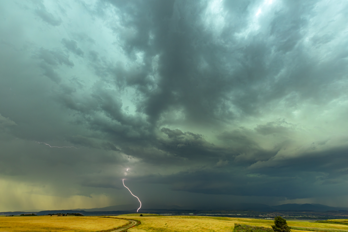 Rayo a tierra desde los campos de cereales en lazagurria, en la cual se convirtió en una poderosa tormenta... yde las más intensas del dia.
