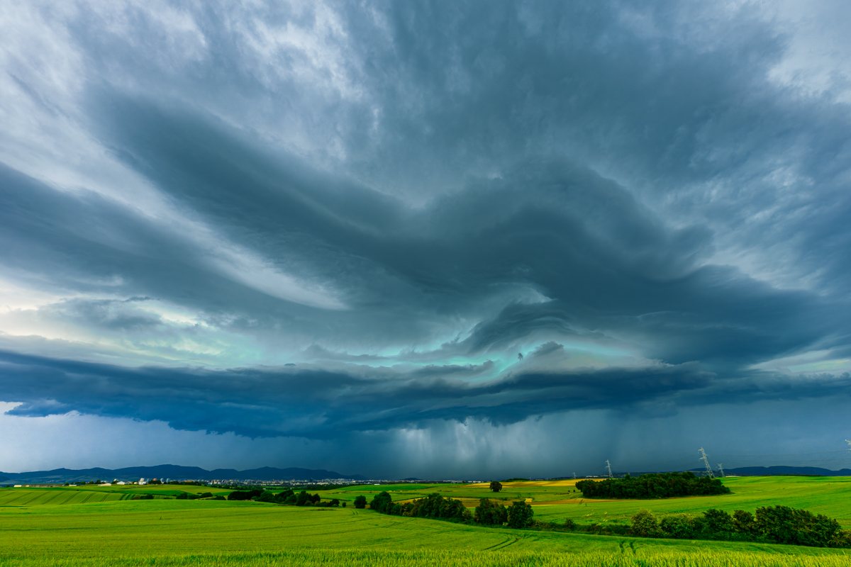 Fuimos desde Logroño a Vitoria a cazar esta tormenta junto con los cazadores franceses, Benjamin y compañia. La ubicación era muy buena ya que nos venia hacia nostros para verla el máximo de tiempo posible, podia venir de una posible supercelula. 
